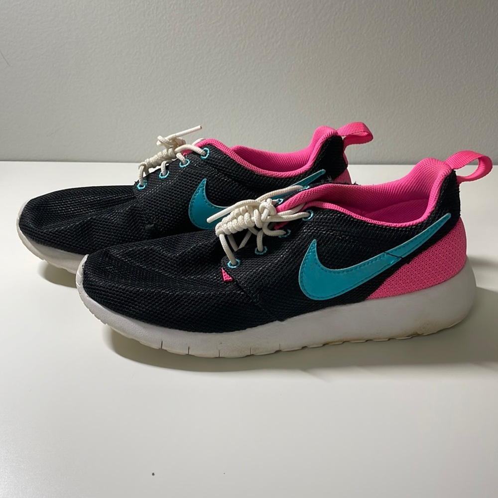Nike Kids’ Roshe size 5Y Black/Pink/Blue